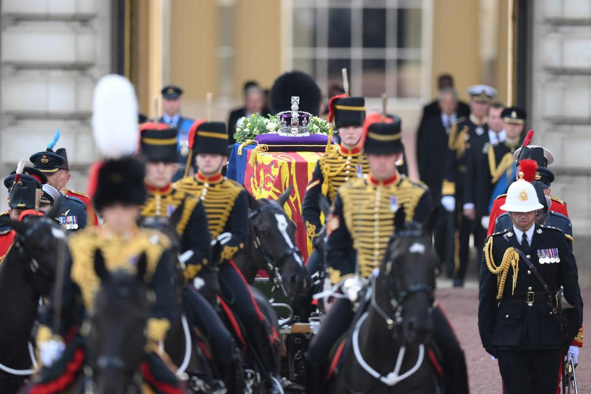 महारानी एलिजाबेथ द्वितीय के ताबूत को 14 सितंबर, 2022 को लंदन में बकिंघम पैलेस से वेस्टमिंस्टर पैलेस तक एक जुलूस के दौरान चित्रित किया गया है। 