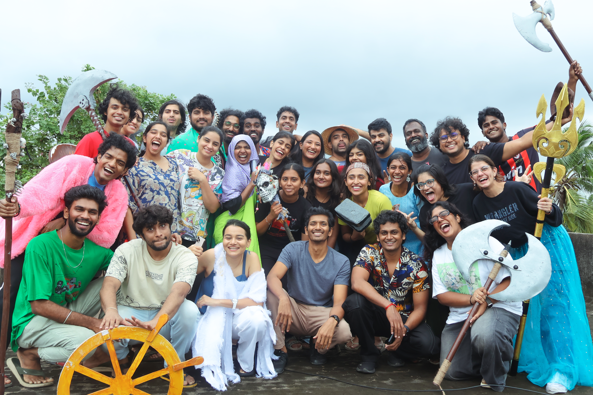 O elenco e a equipe técnica estão ensaiando desde agosto para a pantomima de Natal