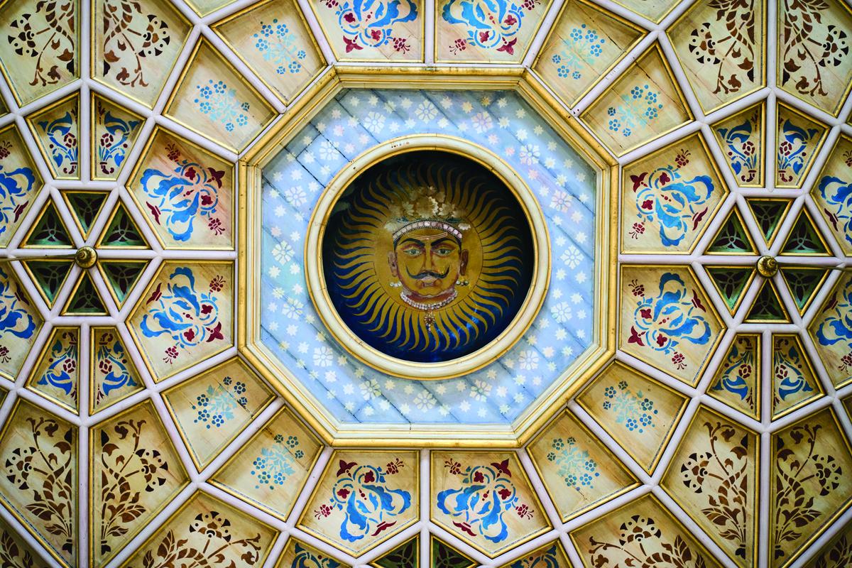 सभा कक्ष की छत                