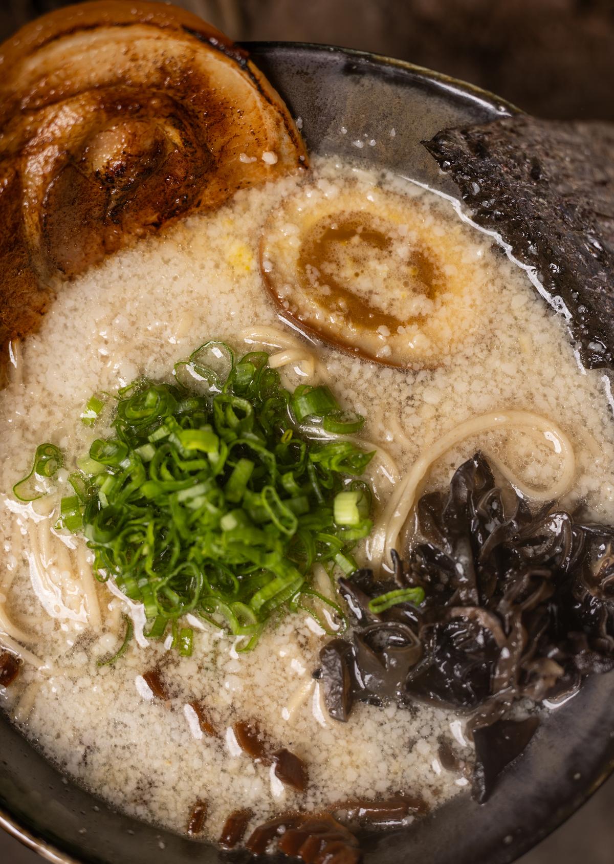 Pork Tonkatsu, z bulionem gotowanym na wolnym ogniu Pork Tonkatsu, z bulionem gotowanym na wolnym ogniu