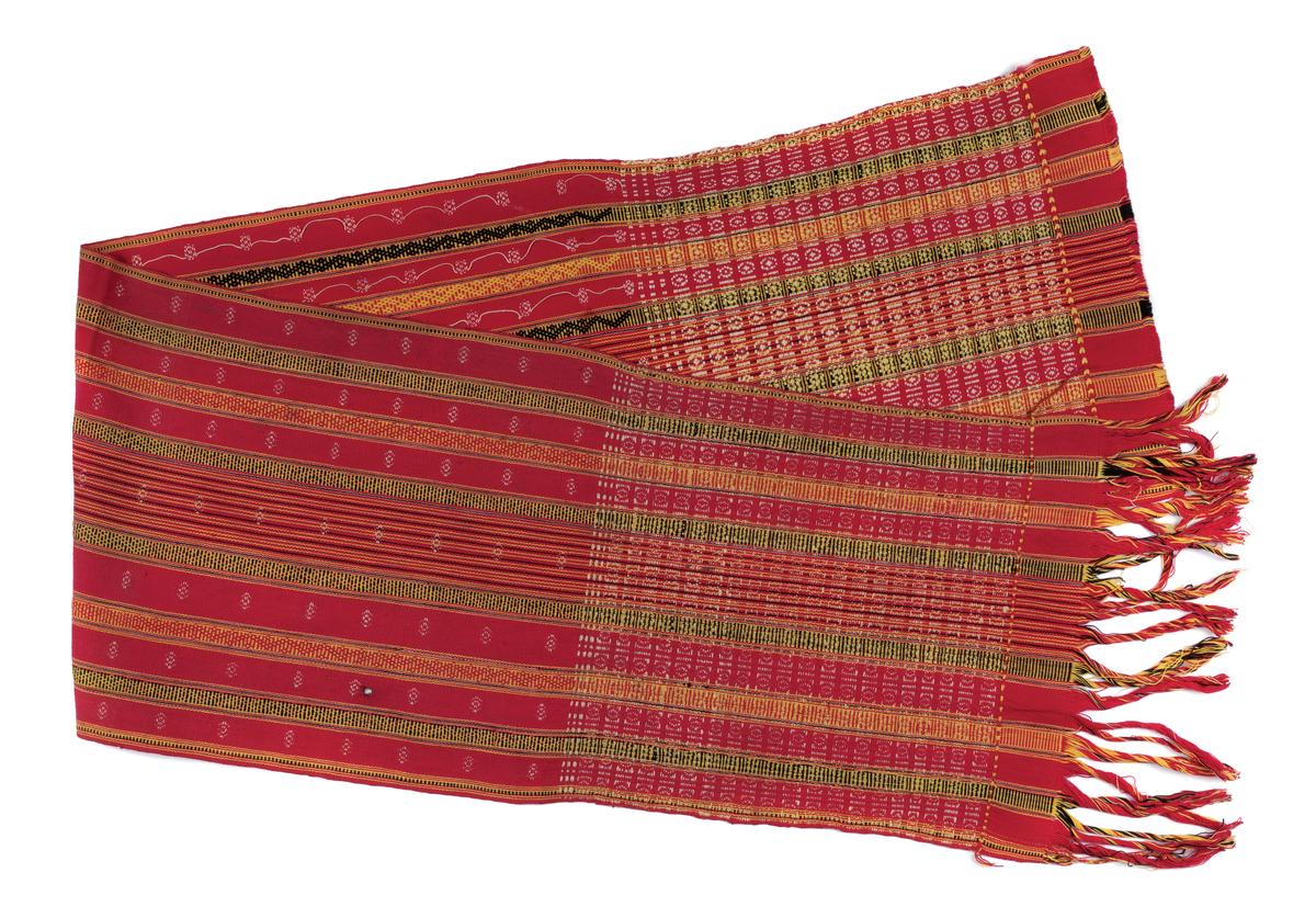 A cotton risha from the Koloi community in Tripura. It has mutaiwa sirikh (carved bamboo used during Goriya Puja) as the motif on the warp, and thampuimakrang (wings of a fly) at the ends of the panel.