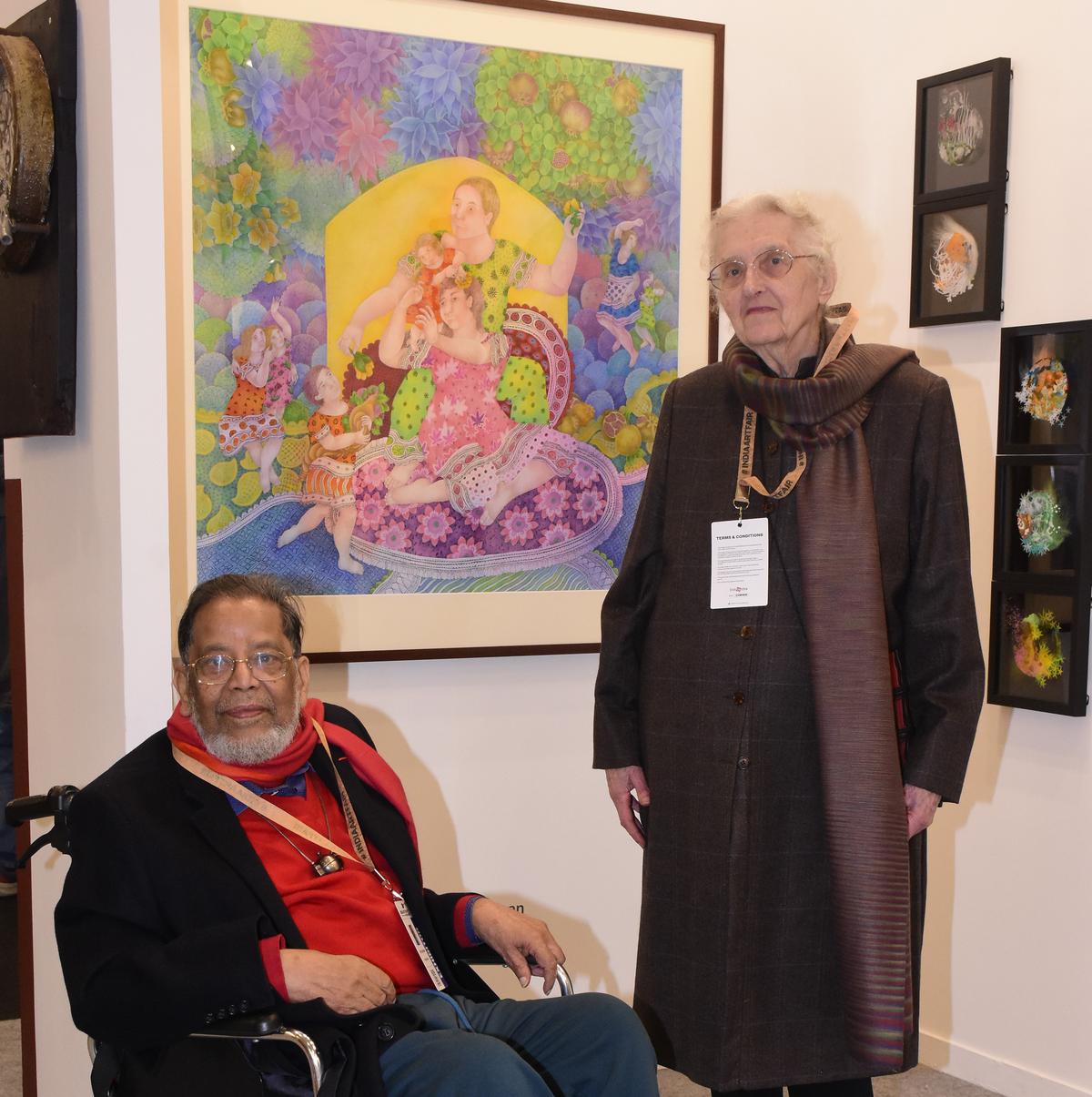 Sakti and Maite beside one of her paintings 