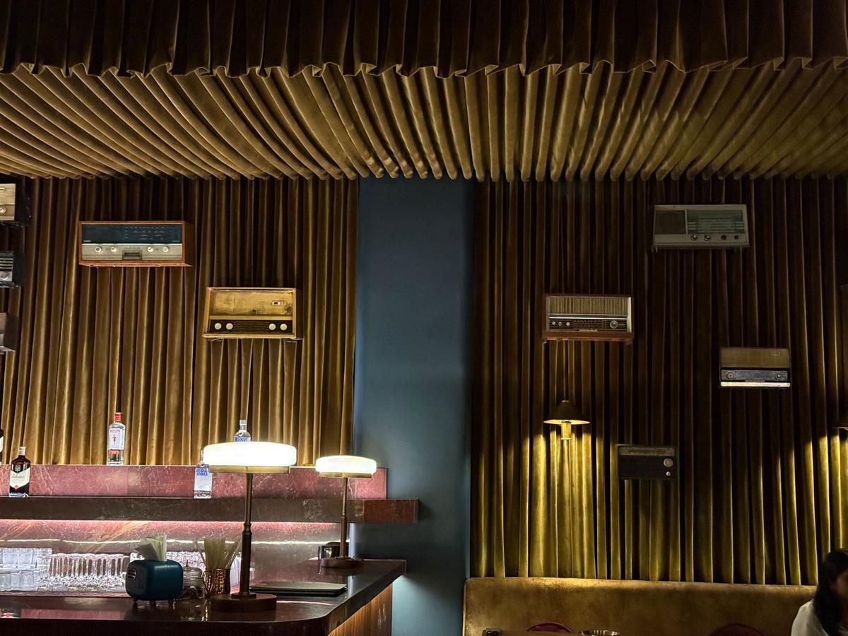 Antigos aparelhos de rádio como interiores