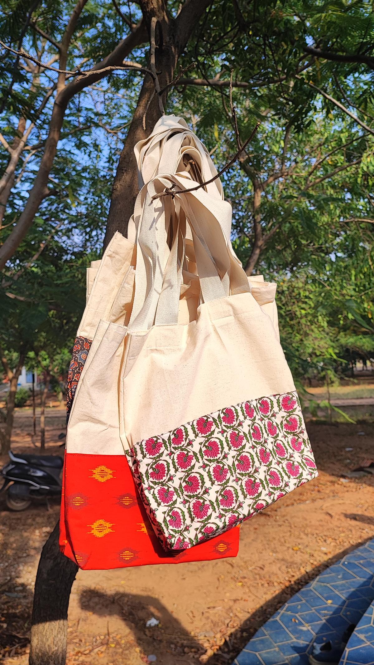 Open cotton tote bags by Sura