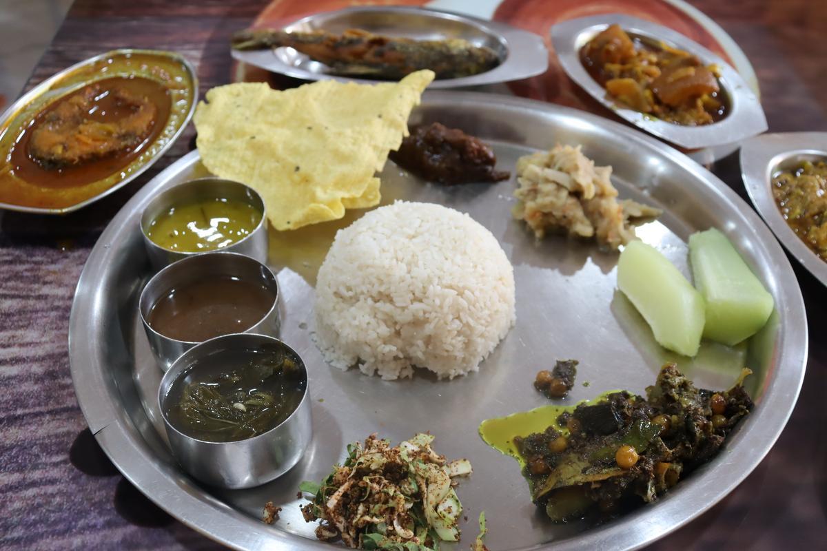 Bowls of ooti, ​​eromba, kangshoi, atoiba, singju, and hawai, among other dishes, make up the thali