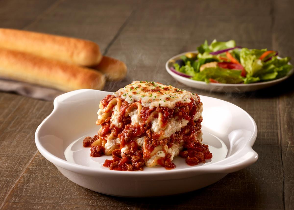 लसग्ना क्लासिको, एक शाश्वत पसंदीदा जिसमें पास्ता, समृद्ध सॉस और पनीर की परतें शामिल हैं, जो एक गहन संतुष्टिदायक, घरेलू स्वाद के लिए धीमी गति से पकाया जाता है।