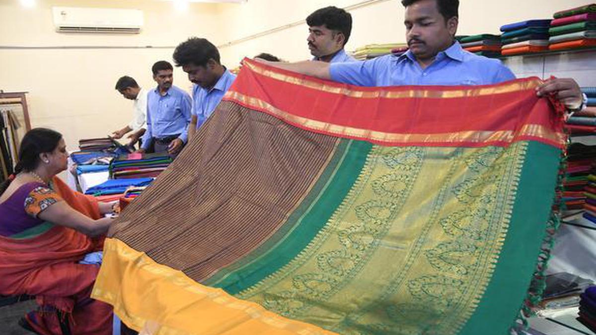 Kanakavalli puts up silk expo at Urban Spice Gallery in Madurai