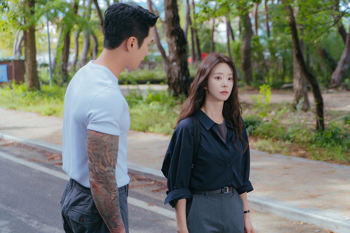 स्प्रिंग फीवर के एक दृश्य में अहं बो-ह्यून और ली जू-बीन