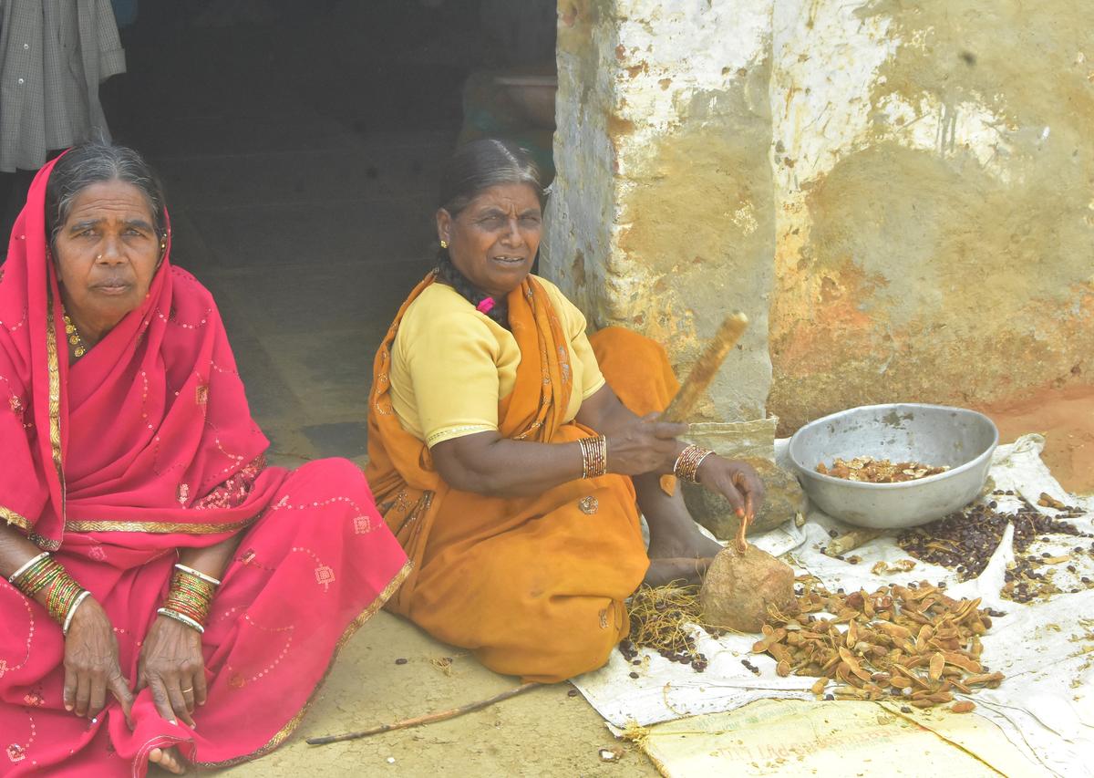 Women in Telangana removing seeds from the tamarind