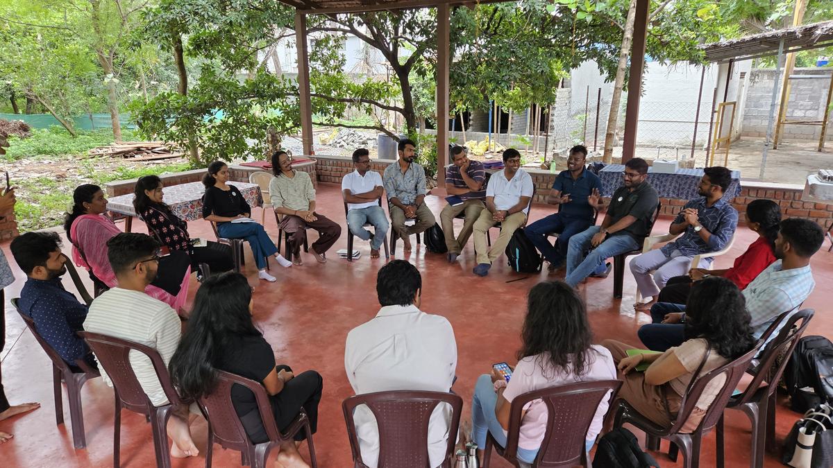 समुदाय एक मासिक सभा का आयोजन करता है जो विभिन्न पृष्ठभूमियों के लेखकों को एक साथ लाता है 