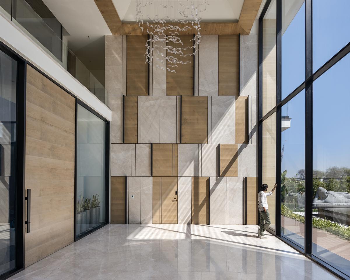 La villa si adatta al vocabolario del design dell'architettura indiana moderna, tropicale e minimalista