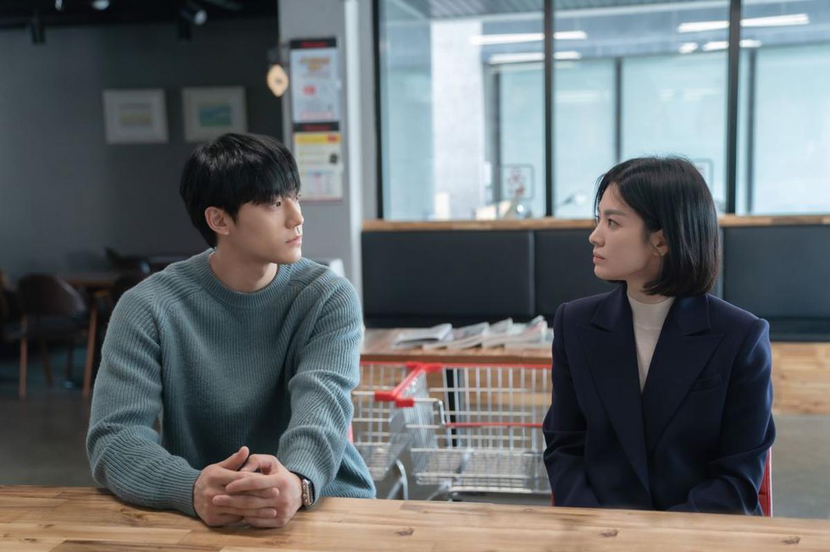 Lee Do-hyun and Song Hye-kyo in a still from ‘The Glory‘