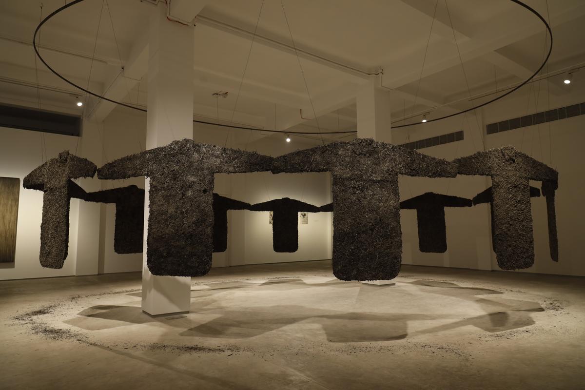 Marcas Negras Indeléveis (2022-24; pano de algodão, linha, restolho de cinzas e cinzas de fogões de madeira em locais de apodrecimentos agrícolas)