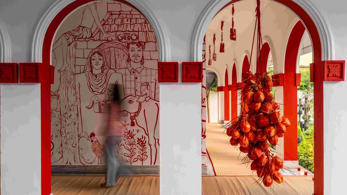 फोर्ट कोच्चि में 13 इंस्टॉलेशन और एक अप्रत्याशित रंग पैलेट के साथ लाल रंग की फिर से कल्पना की गई है