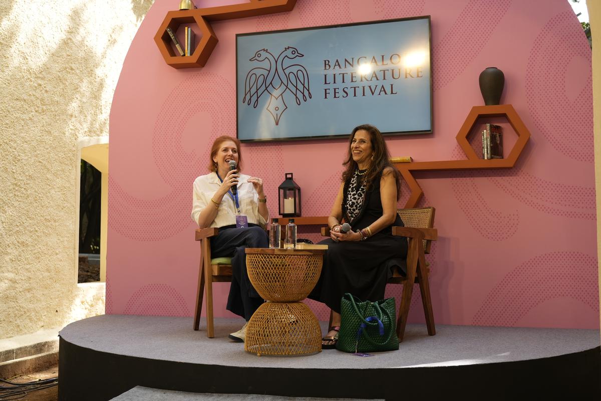 बैंगलोर लिटरेचर फेस्टिवल में शोभा डे के साथ बातचीत करते क्लेयर