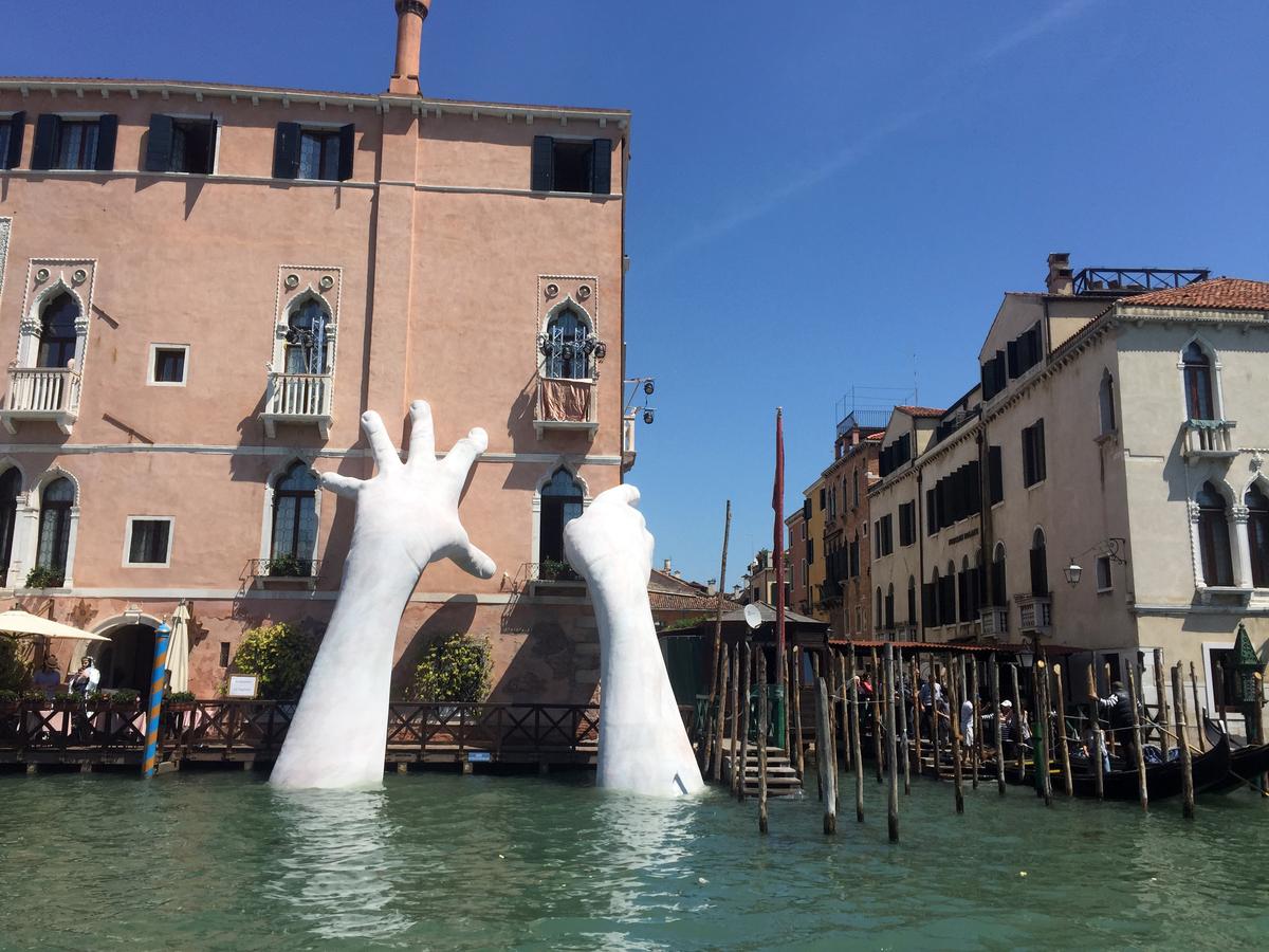 La scultura Support dell'artista italiano Lorenzo Quinn in una precedente edizione della Biennale di Venezia