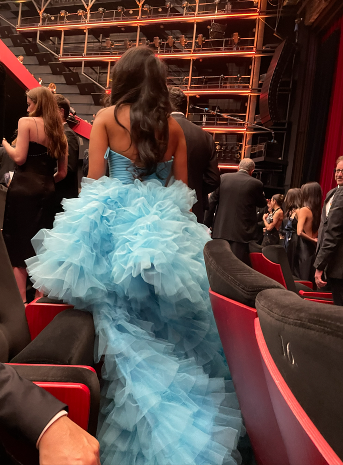 Participantes em vestidos extravagantes com cauda de 2,5 metros de comprimento Participantes em vestidos extravagantes com cauda de 2,5 metros de comprimento