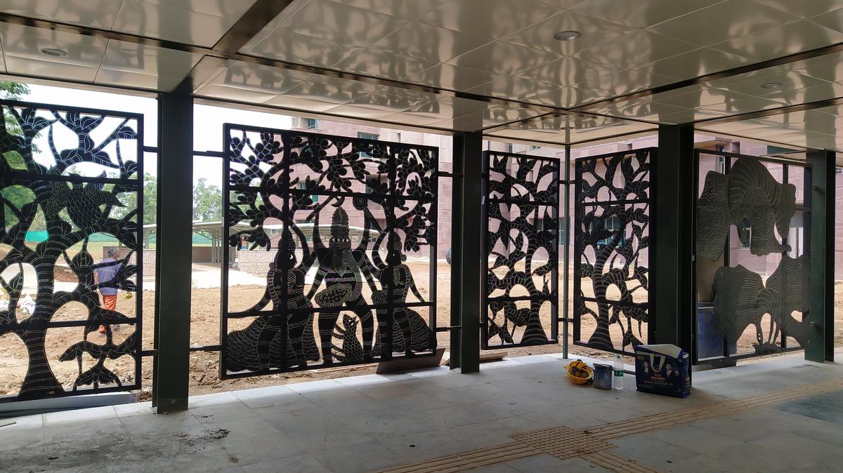 IIT Bhilai’s wrought iron panels that translated Gond artist Ram Singh Urveti’s drawings 