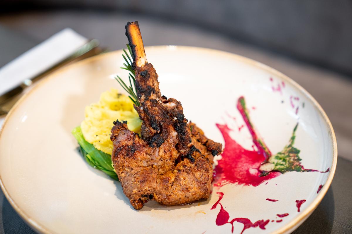 Lamb chops, adraki gravy