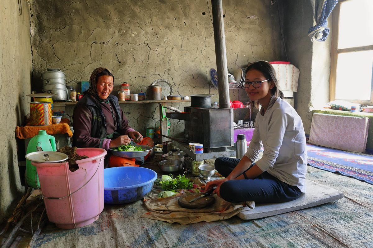 लद्दाख में मार्खा वैली ट्रेक के किनारे हंकार गांव में एक होमस्टे में महिलाएं मेहमानों के लिए स्थानीय भोजन तैयार कर रही हैं