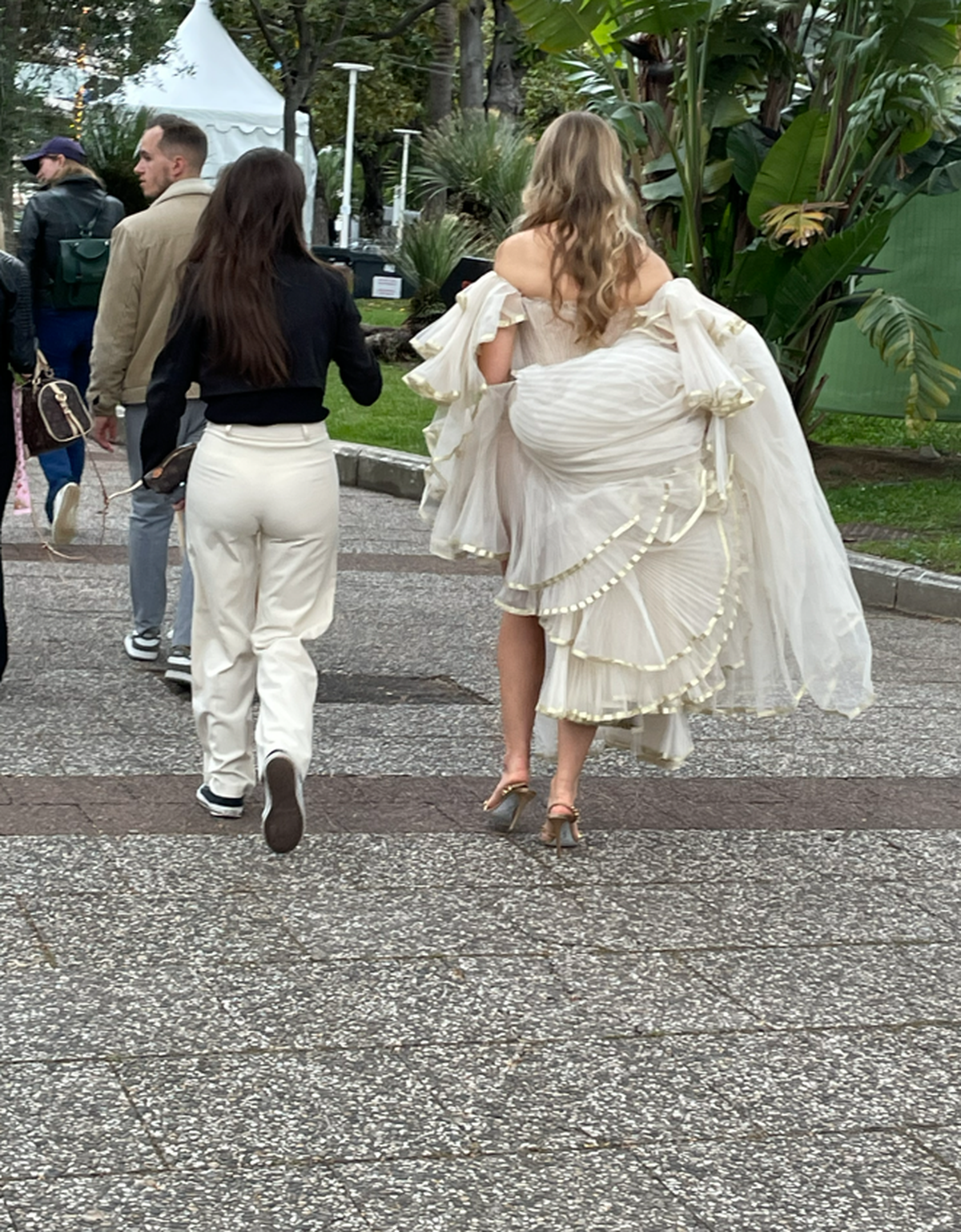 Uma mulher com sua cauda suja pendurada no braço Uma mulher com sua cauda suja pendurada no braço