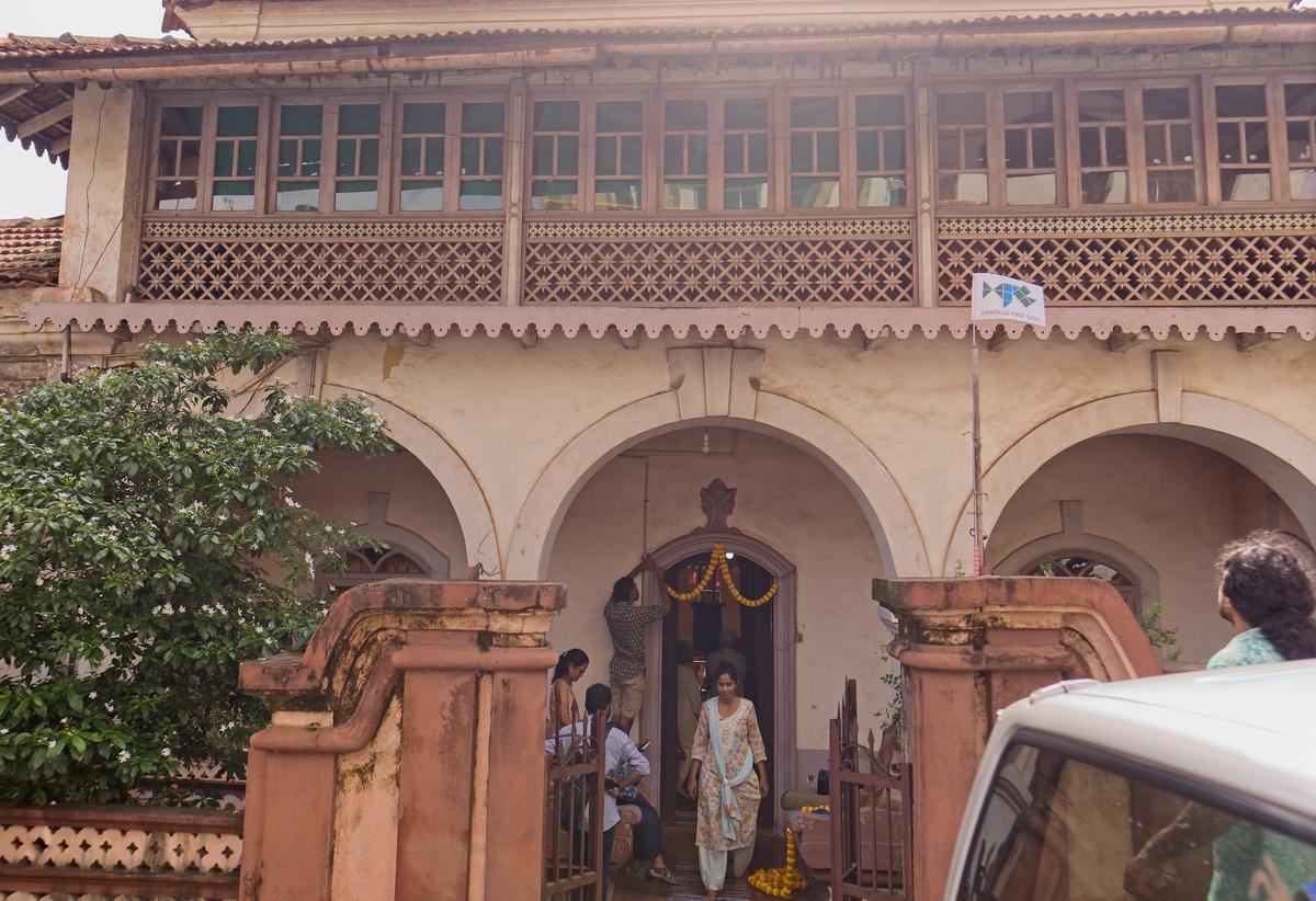 फॉलरी हाउस का मुखौटा