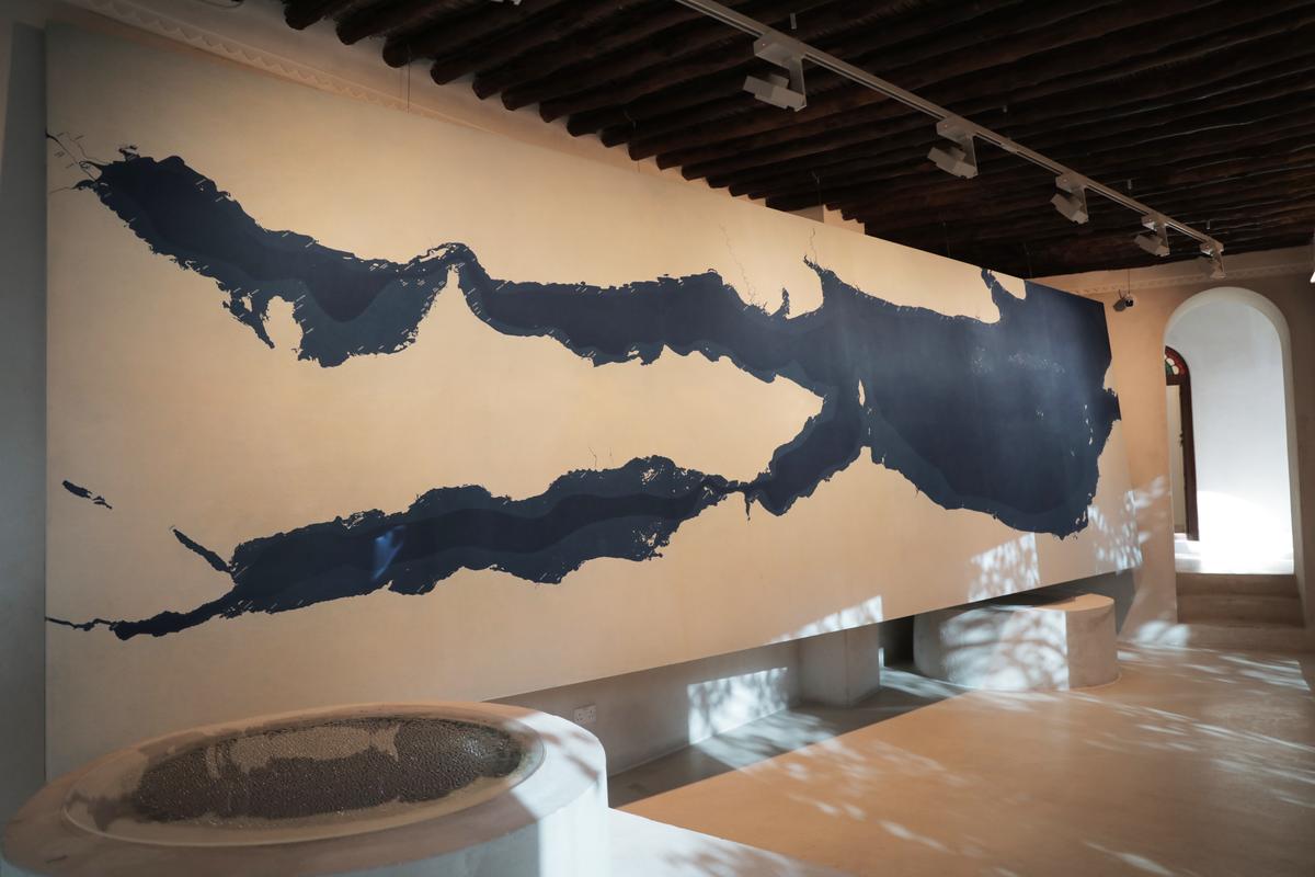 Country of the Sea é um mapa de cianótipo baseado no projeto de cinco anos do CAMP com marinheiros Gujarati no Oceano Índico Ocidental, do Kuwait a Mombaça.