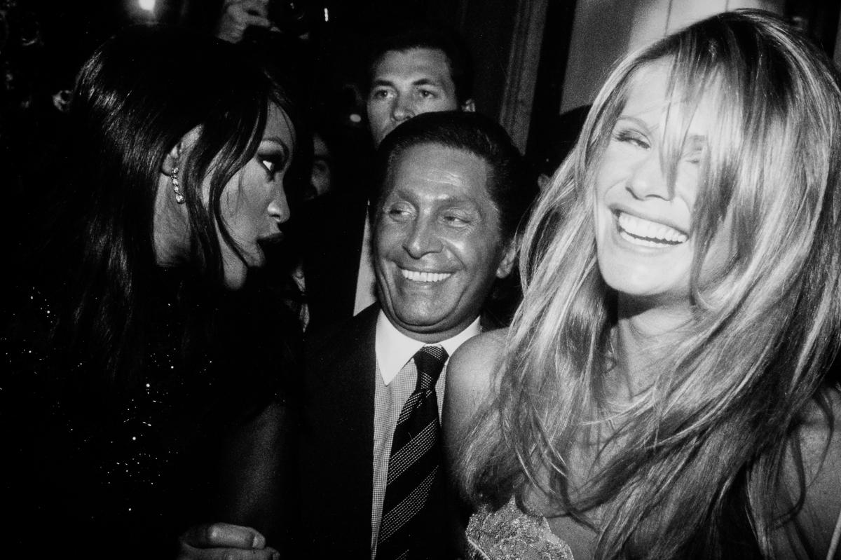 Valentino with supermodels Naomi Campbell and Elle Macpherson in 1995 Valentino with supermodels Naomi Campbell and Elle Macpherson in 1995