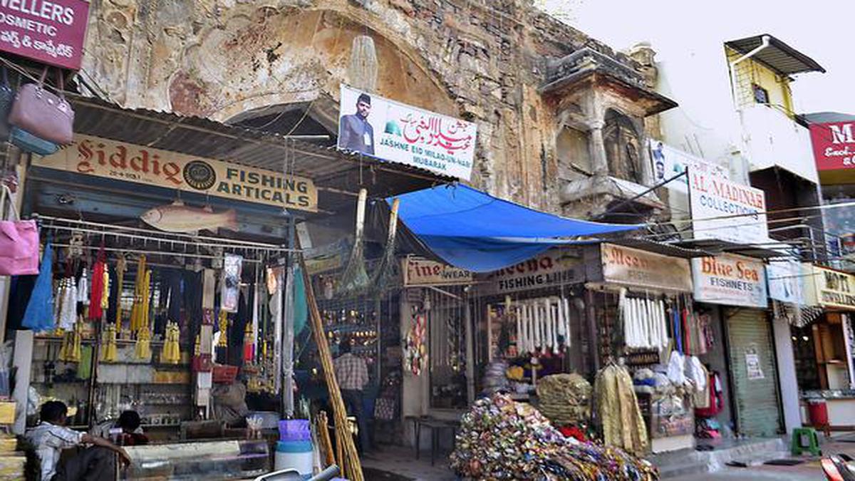 Shops near Julu Khana Kaman specialise in fishing equipment - The