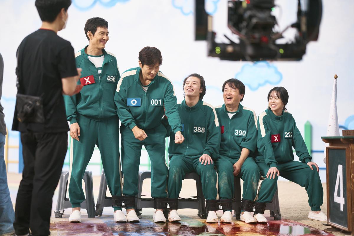  Lee Jung-jae as Seong Gi-hun, Lee Byung-hun as Hwang In-ho and the other cast members on the sets of Squid Game Season 2 