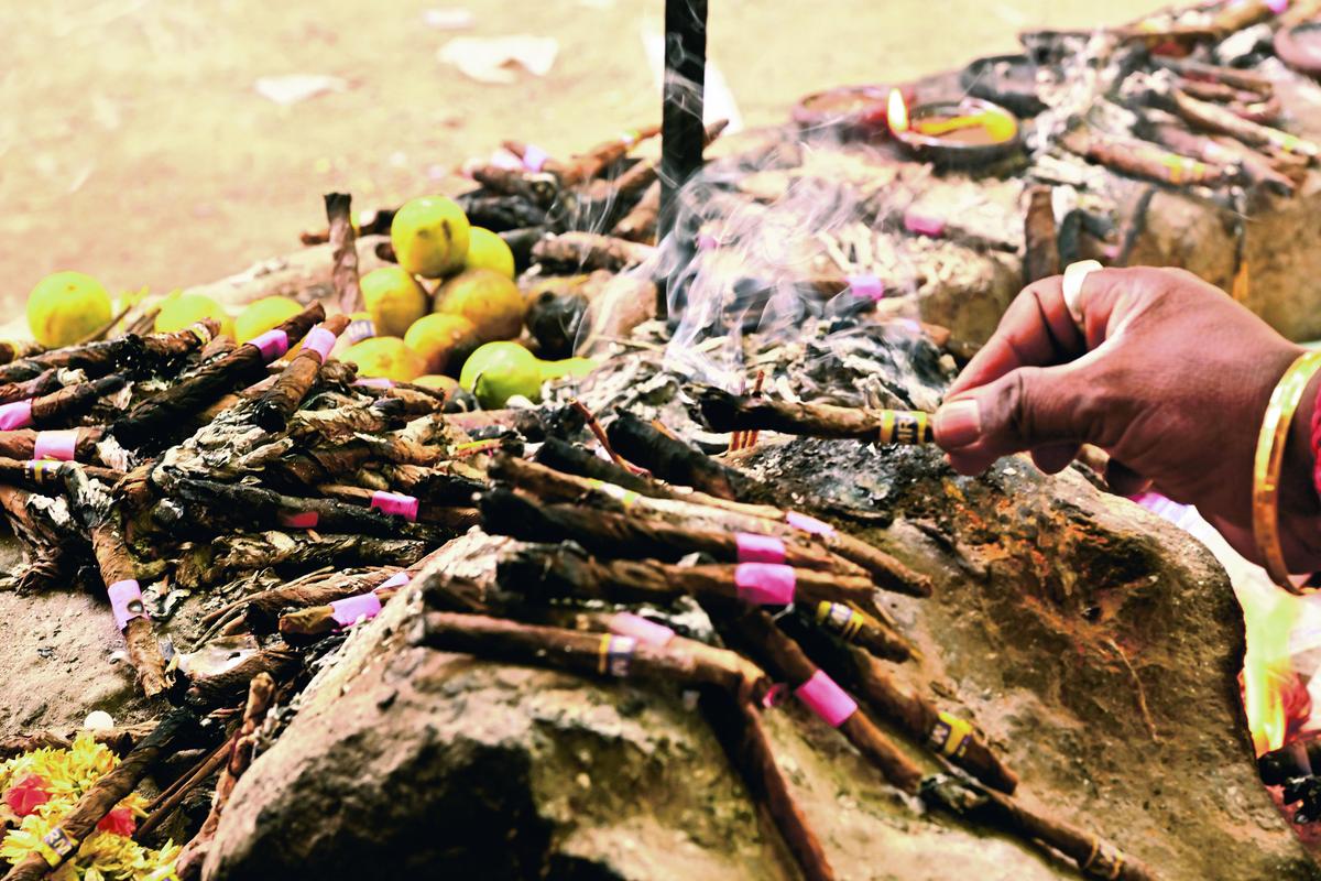 Offerings of surruttu to Muniappan 