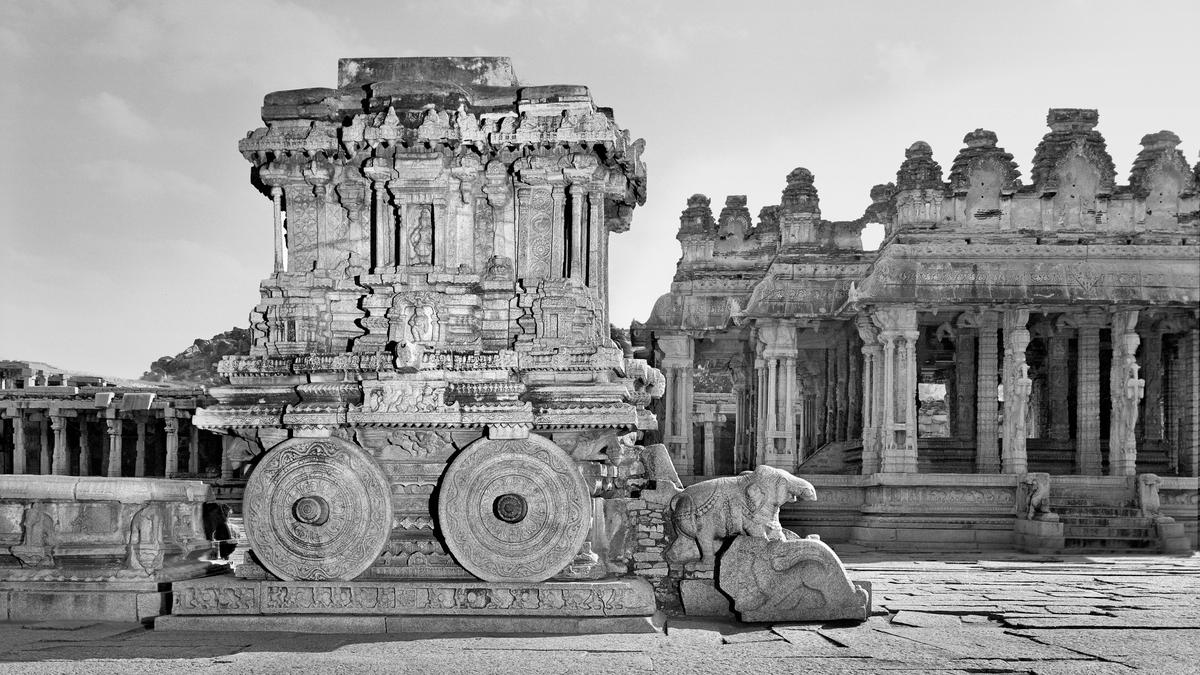 रोशनी और पत्थर में हम्पी | ऐतिहासिक प्रकाशन ‘सिटी ऑफ विक्ट्री’ को एक नया संस्करण मिला