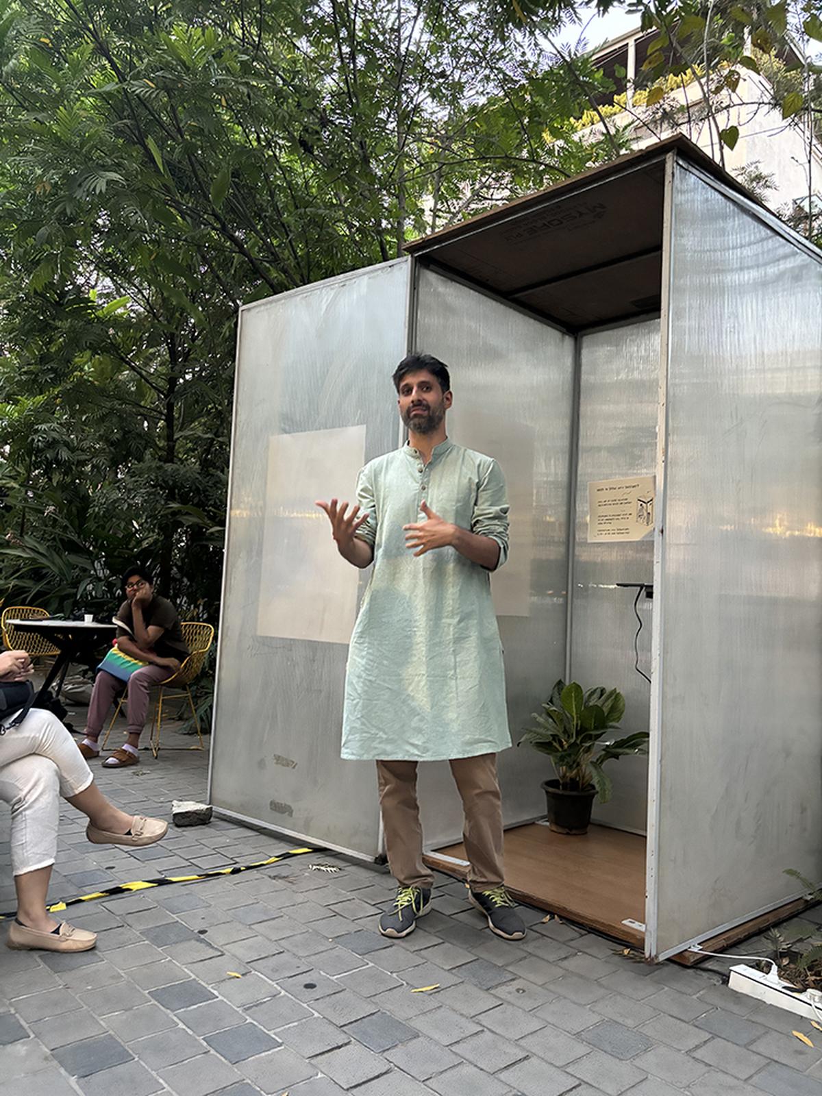 Anmol Tikoo की परियोजना देखभाल करने वालों के अनुभवों की पड़ताल करती है