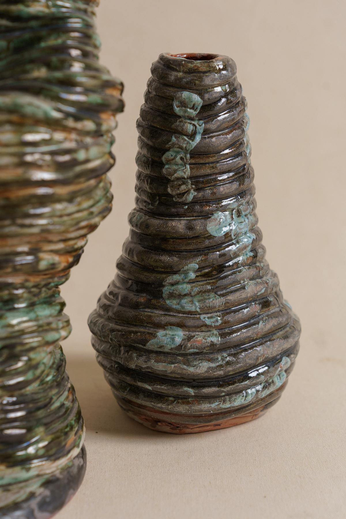 कॉइलिंग एक ऐसी तकनीक है जिसमें मिट्टी को लंबी रस्सी जैसी आकृतियों में बनाया जाता है और फिर परतों में ढेर कर दिया जाता है, जिससे कुम्हार मूर्तिकला रूप बना सकता है। कॉइलिंग एक ऐसी तकनीक है जिसमें मिट्टी को लंबी रस्सी जैसी आकृतियों में बनाया जाता है और फिर परतों में ढेर कर दिया जाता है, जिससे कुम्हार मूर्तिकला रूप बना सकता है।