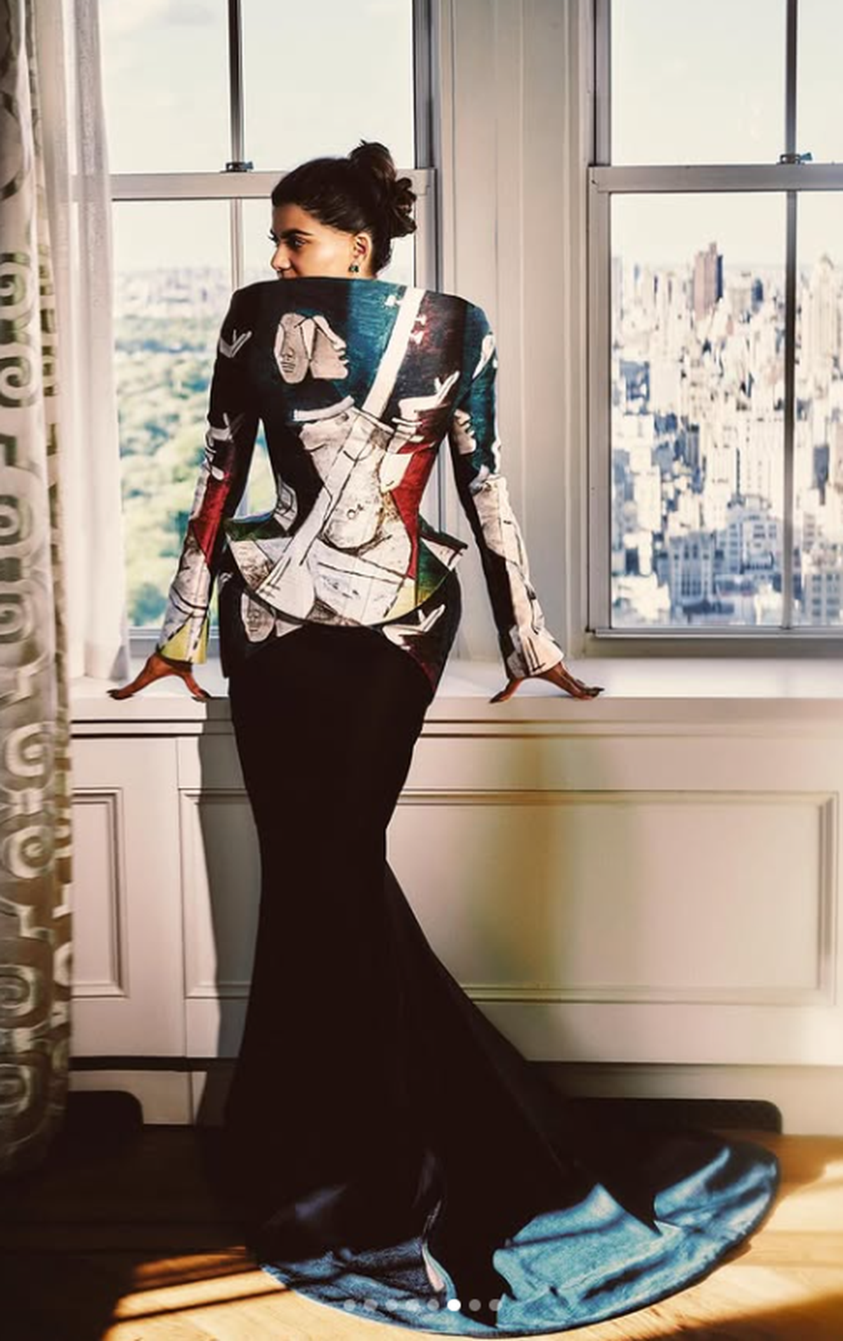 Ananya Birla in un abito demi-couture raffigurante il dipinto di MF Husain