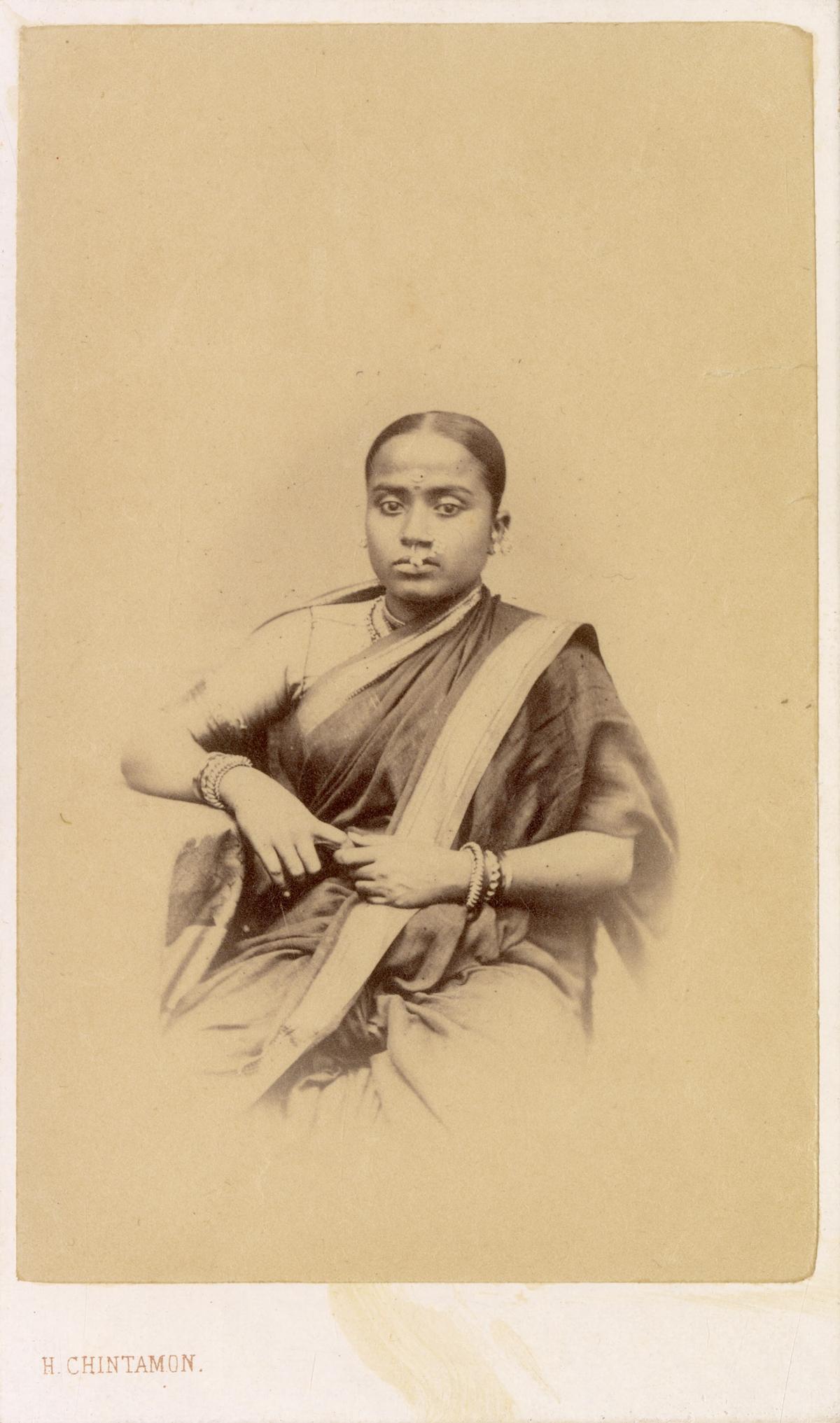 शीर्षकहीन (एक मूल महिला का चित्र); हुर्रीचुंड चिंतामोन, बॉम्बे द्वारा 