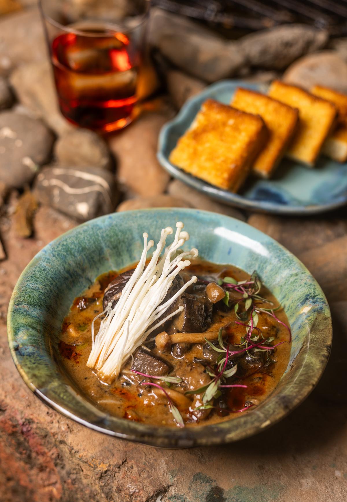 Miso Kinoko z pięcioma różnymi grzybami Miso Kinoko z pięcioma różnymi grzybami