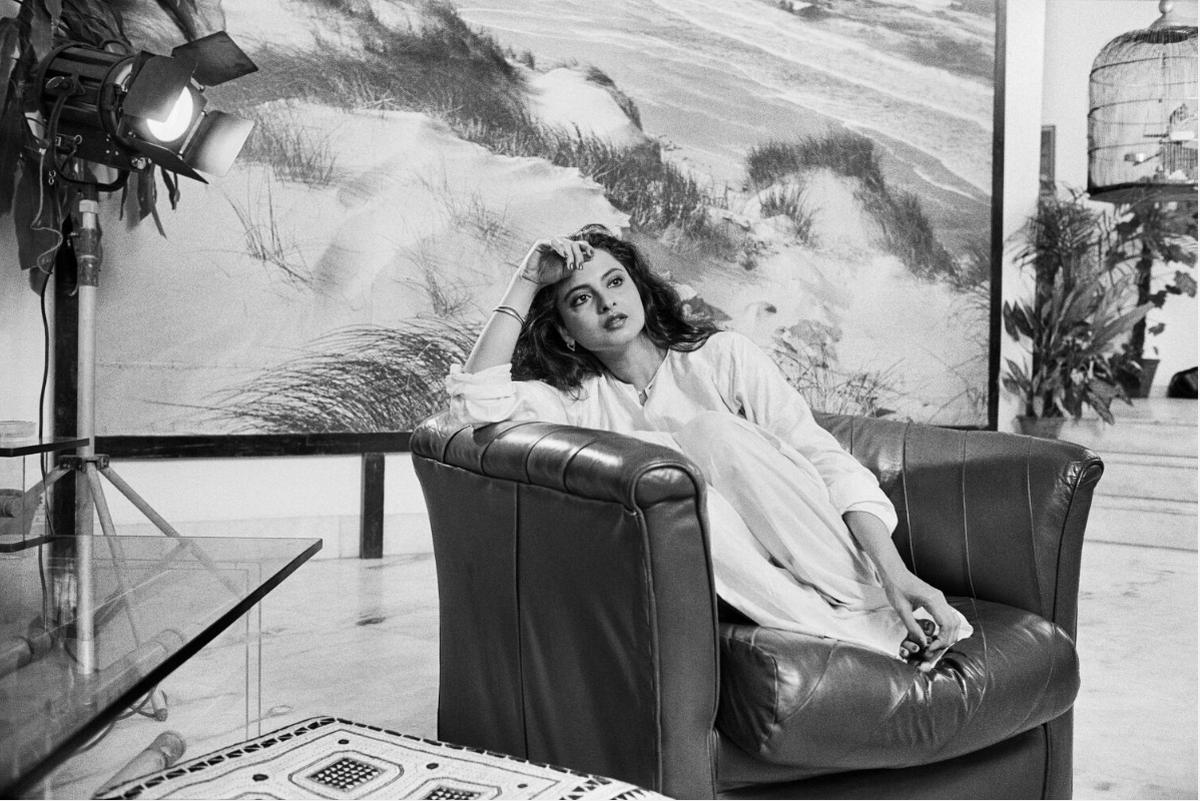 Rekha on the set of Souten ki Beti, Juhu, Bombay, 1988