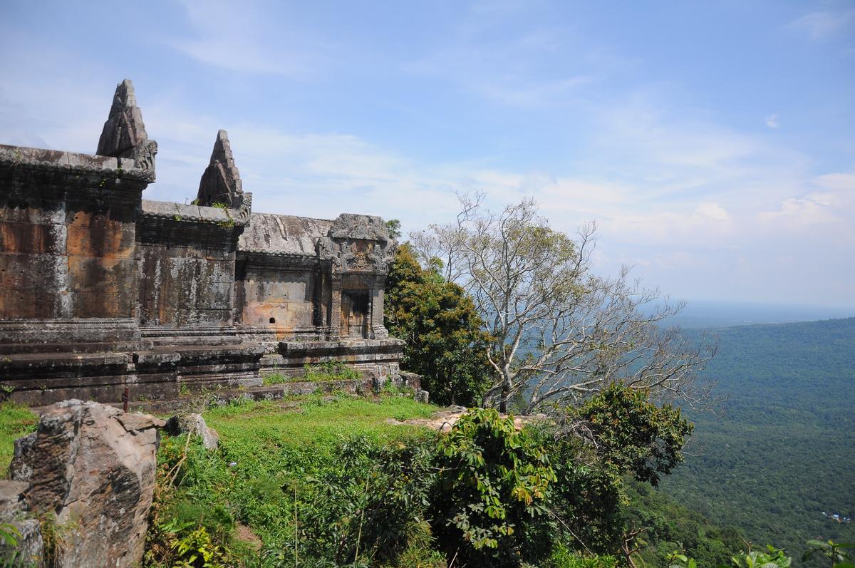 Preah vihear को जंगल में एक चट्टान के ऊपर रखा गया है
