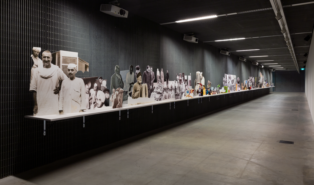 A instalação A Photogenetic Line do CAMP é uma sequência ramificada de recortes de 30 metros de comprimento, com legendas originais, dos arquivos de fotos do The Hindu.