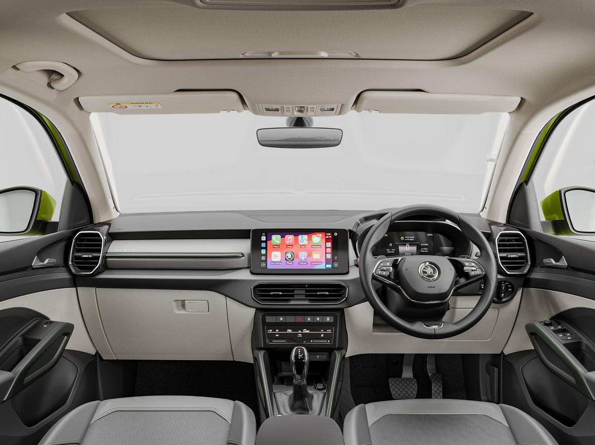 A 25.6-cm touchscreen infotainment system supports wireless Android Auto and Apple CarPlay 