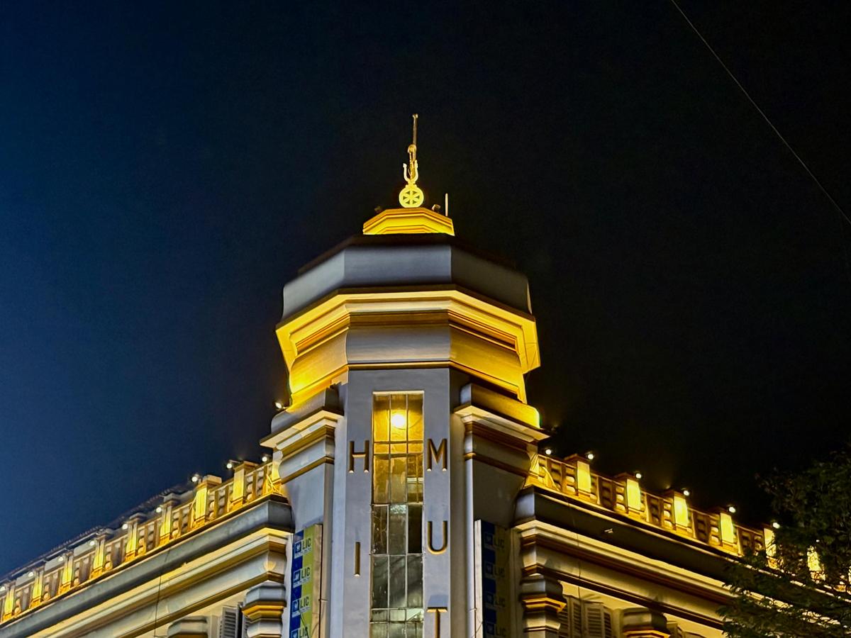 Hindu Mutual Building near Hindustan Building on Chittaranjan Avenue