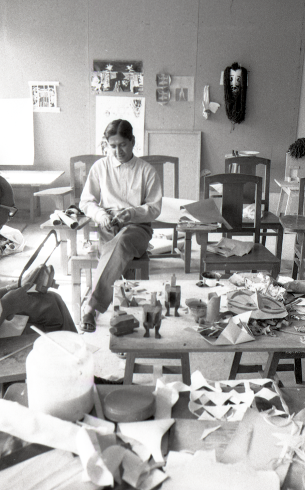 K.G. Subramanyan preparing for the Fine Arts Fair (1967). Photograph by Jyoti Bhatt K.G. Subramanyan preparing for the Fine Arts Fair (1967). Photograph by Jyoti Bhatt