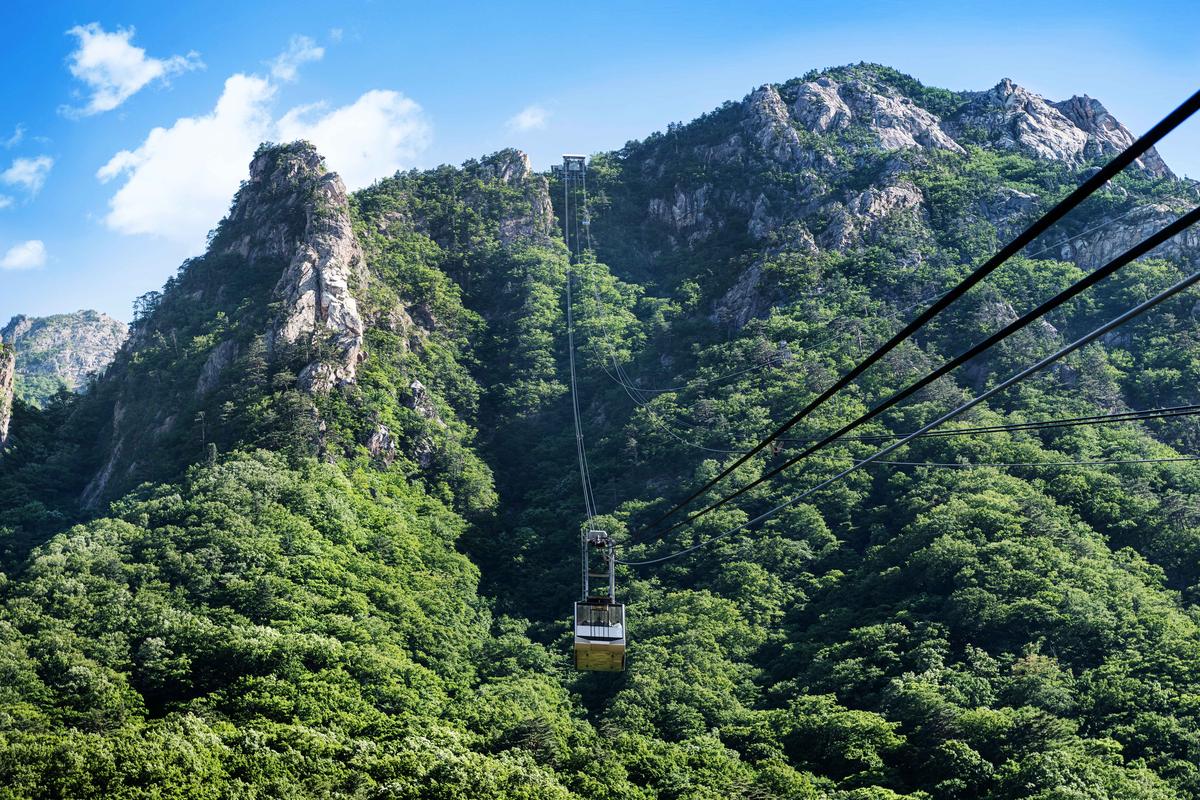 A cable car ride up the Seoraksan mountains
