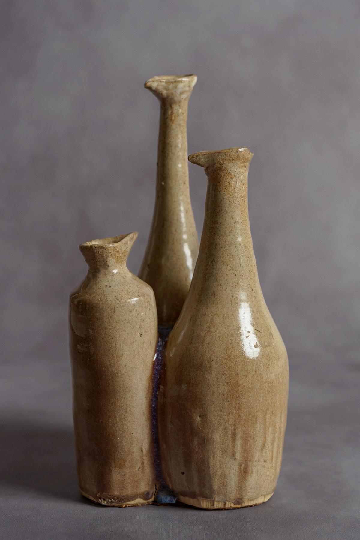 विमू ऐसी आकृतियाँ बनाकर पहिया चलाने में अपना कौशल प्रदर्शित करती है जो मिट्टी के बर्तनों की आकृतियों में हमारी अपेक्षा के अनुरूप सही प्रोफ़ाइल को थोड़ा तोड़ देती है। इसलिए, हर कोण का एक अलग आकार था। विमू ऐसी आकृतियाँ बनाकर पहिया चलाने में अपना कौशल प्रदर्शित करती है जो मिट्टी के बर्तनों की आकृतियों में हमारी अपेक्षा के अनुरूप सही प्रोफ़ाइल को थोड़ा तोड़ देती है। इसलिए, हर कोण का एक अलग आकार था।