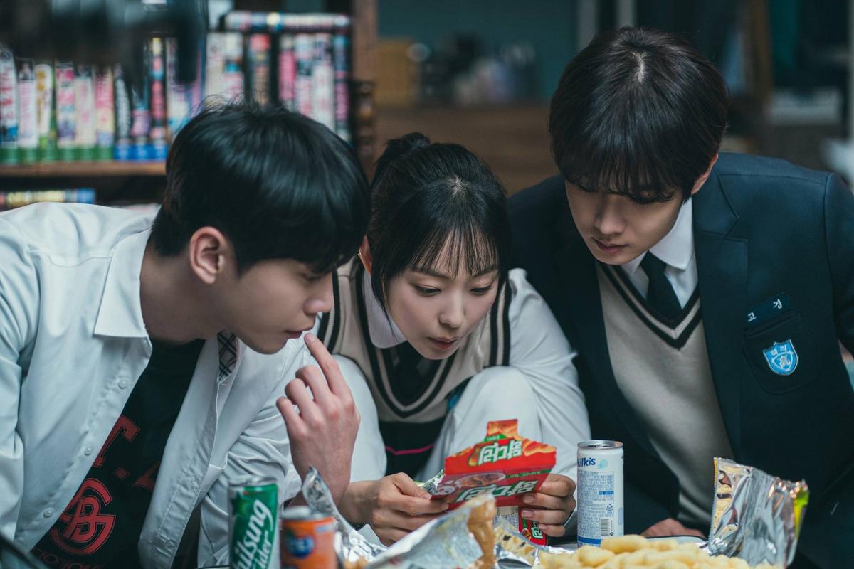 Jun-young, Jeon So-nee and Choi Woo-shik in a still from the show 