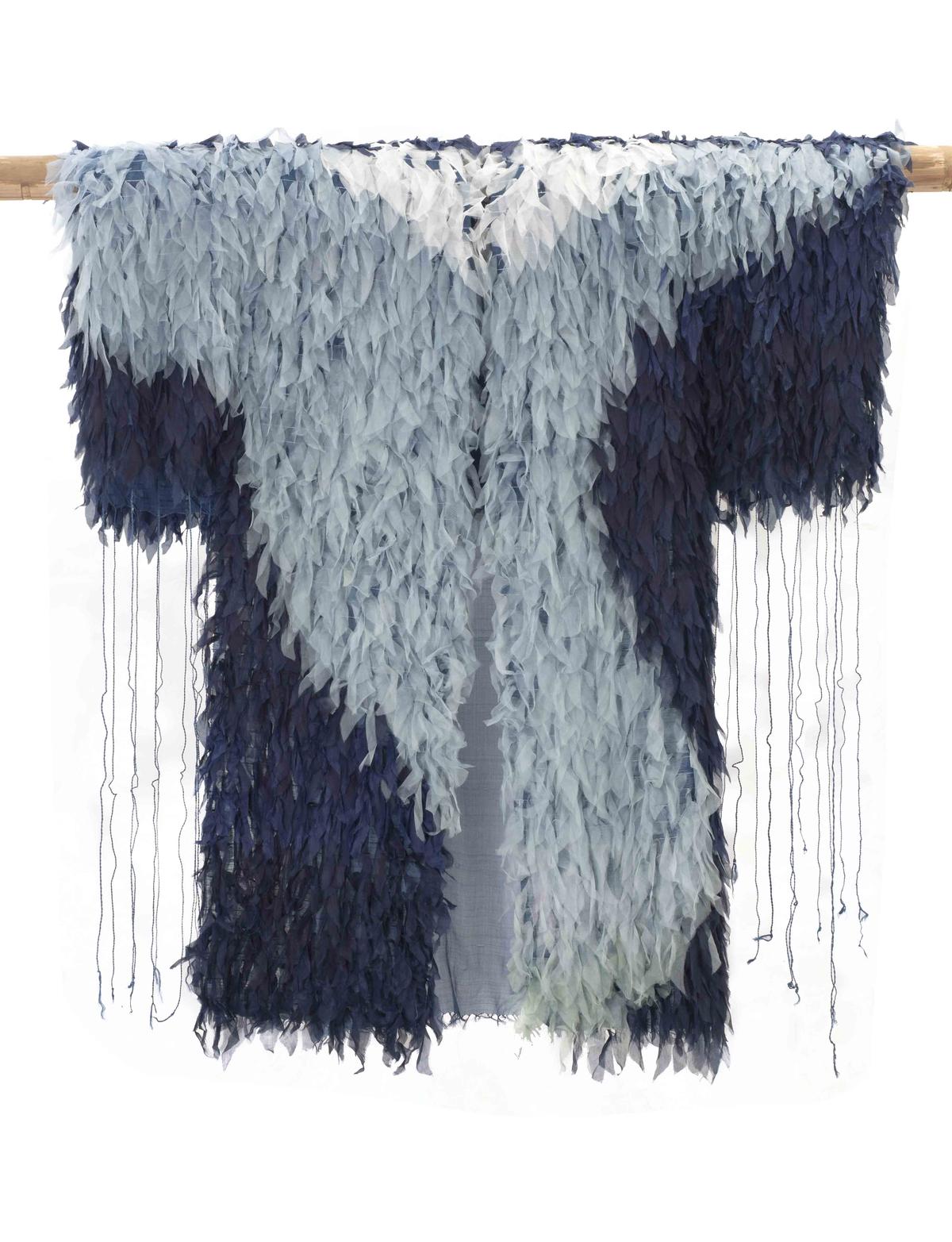 Jedwabny organza barwiony w różnych odcieniach indygo, pocięto w kształcie liści i wykonano w przędzę ręcznie za pomocą szydełkowych igieł Jedwabny organza barwiony w różnych odcieniach indygo, pocięto w kształcie liści i wykonano w przędzę ręcznie za pomocą szydełkowych igieł