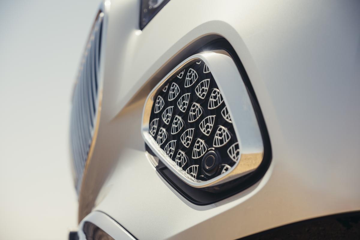 The front grille and its unmistakable vertical chrome bars,  the air inlet grilles with a Maybach motif and chrome accents