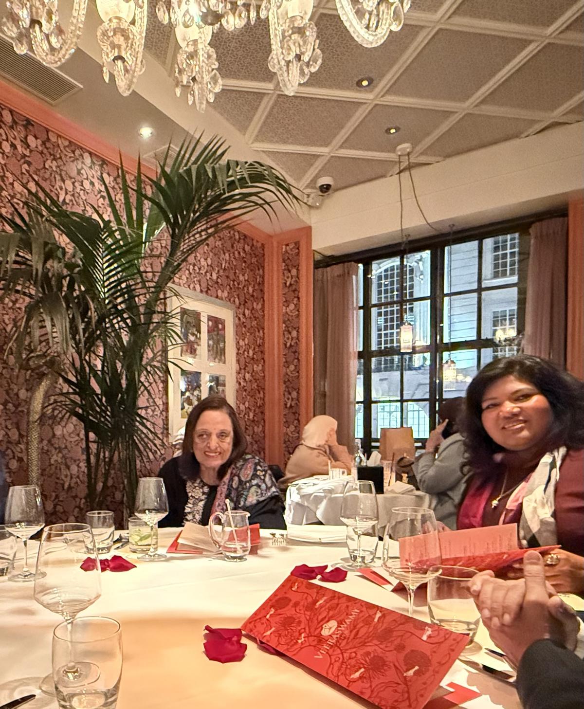 वीरास्वामी में कैमेलिया पंजाबी के साथ सुभा बालकृष्णन (दाएं)।