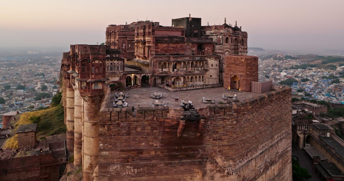 गोधूलि के समय मेहरानगढ़ किले, जोधपुर, राजस्थान का एक हवाई दृश्य।